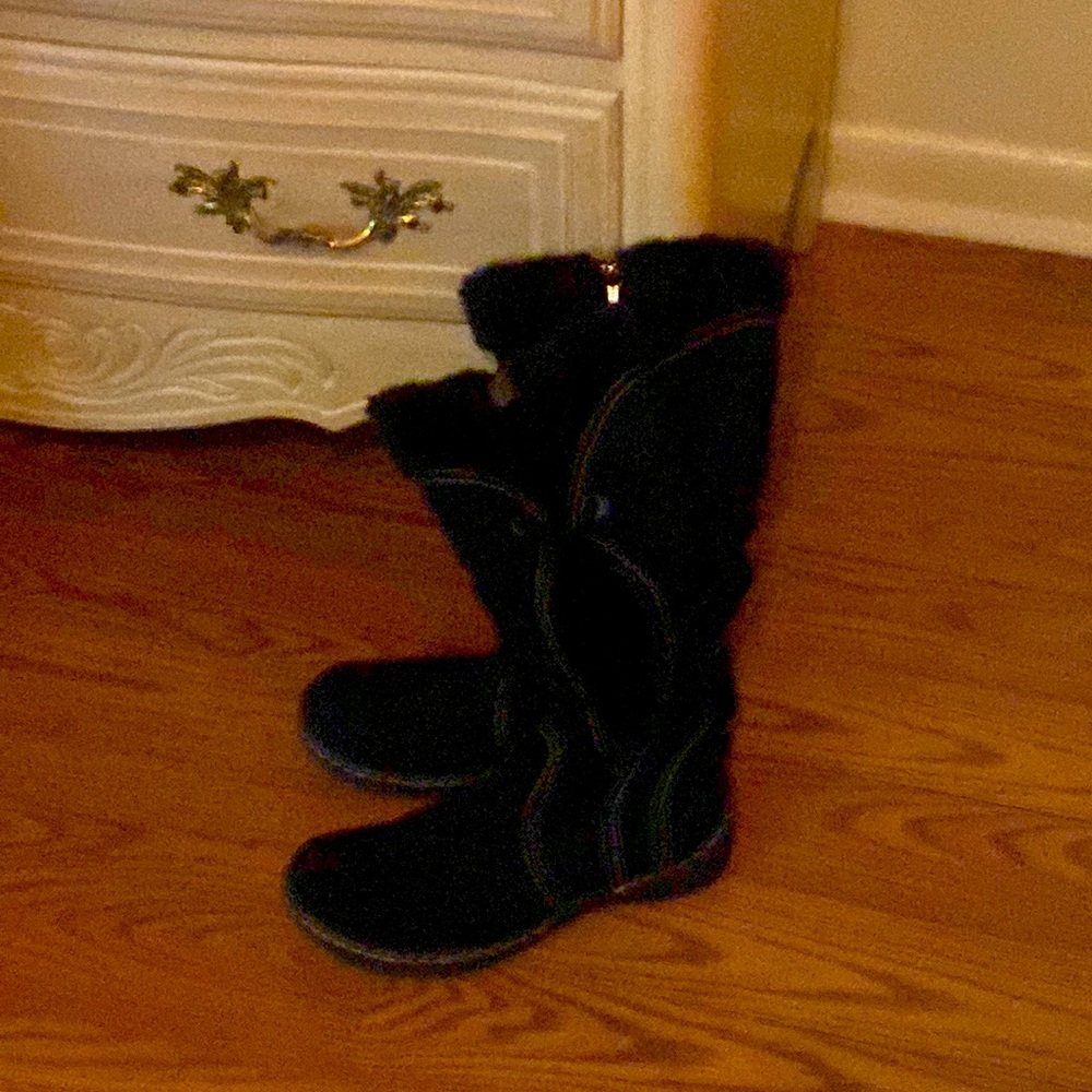 Black suede and fur snow boots. Size 8 1/2 gently used and good condition.